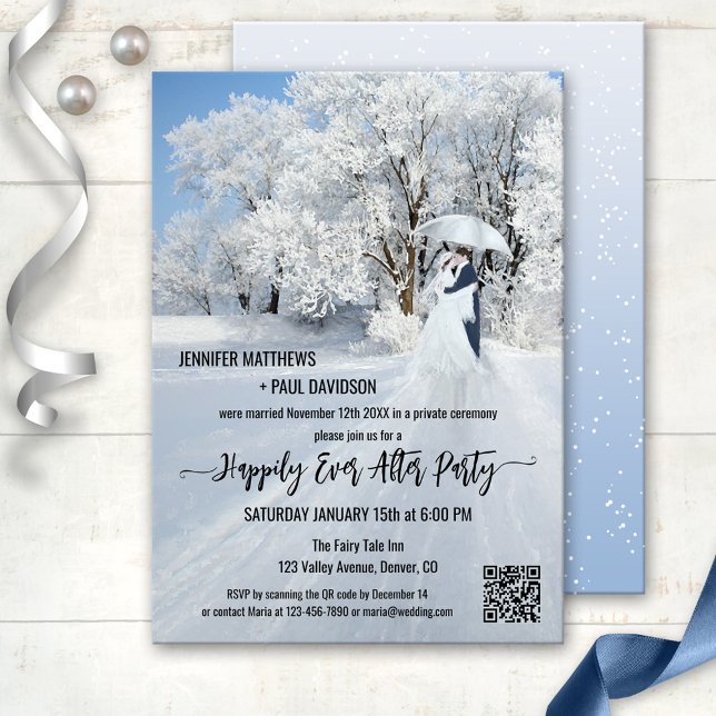 Convite Terra Maravilha de inverno Feliz Para Sempre Após  (Wedding party invitation featuring a snow covered winter wonderland with a couple under an umbrella)