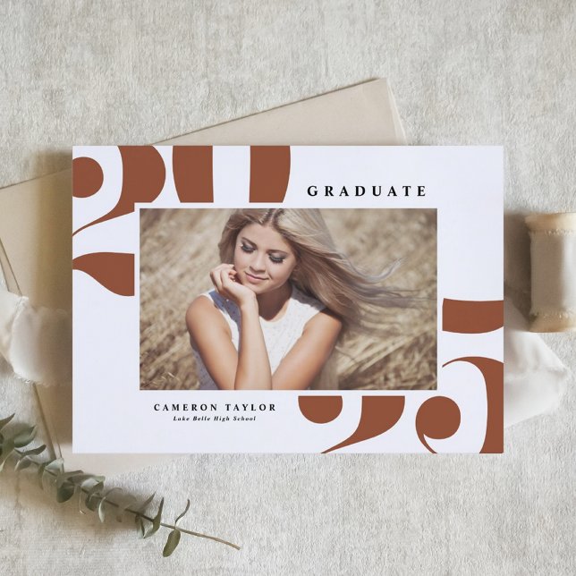 Convite Terracotta 2025 Tipografia Negrito Graduação de Fo (Customizable photo graduation invitation featuring 2025 in bold typography. )