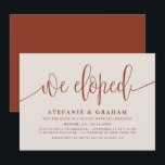 Convite Terracotta Bonito Calliografia Elopement<br><div class="desc">Nós fugimos! Anuncie o seu casamento à família e amigos com este cartão postal de anúncio de elopemento. Ele apresenta uma bonito escrita e uma simples tipografia. Personalize adicionando nomes, data, local, foto e mensagem. Este cartão de anúncio de casamento de terracota também é perfeito para qualquer tema ou estação....</div>