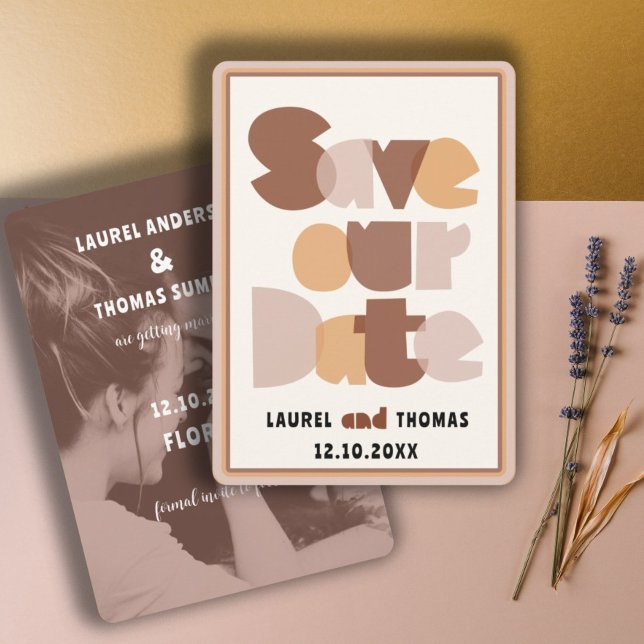 Convite Terracotta da Caligrafia dos anos 70 salva a data (Criador carregado)