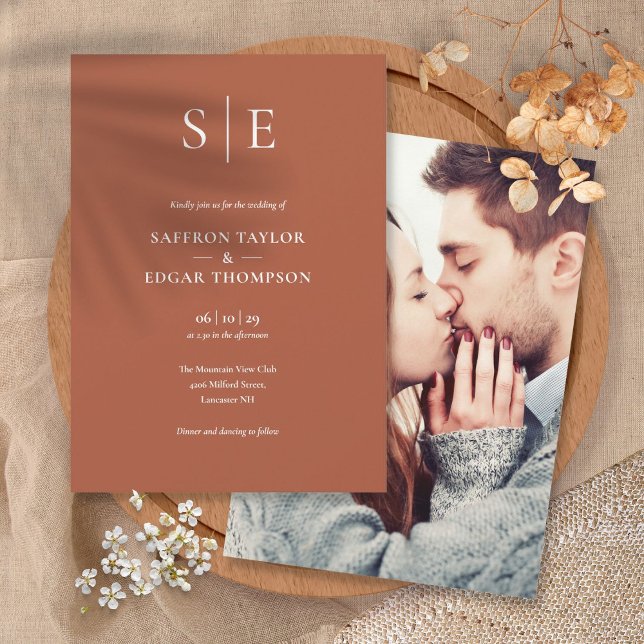 Convite Terracotta Modern Monograma Foto Casamento (Terracotta Modern Monogram Photo Wedding Invitation)
