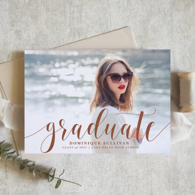 Convite Terracotta Moderna Caligrafia Graduação de Foto (Personalized Photo Graduation Invitation with Terracotta Modern Calligraphy – Customizable Photo)