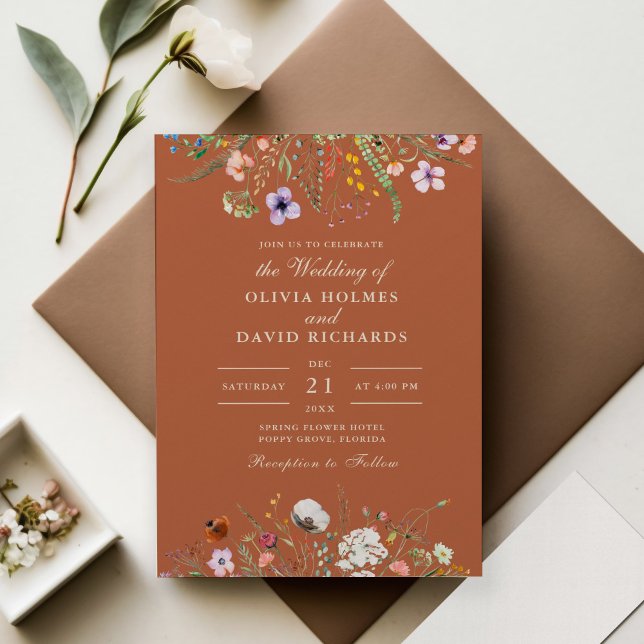 Convite Terracotta Watercolor Wildflower Meadow Casamento (Terracotta Wildflower Meadow Wedding Invitation on wedding table with flowers.)