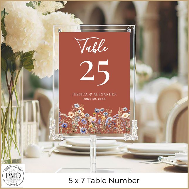 Convite Terracotta Wildlows Casamento 5x7 Número da Tabela (Dusty Blue Wildflowers Terracotta 5x7 Wedding Table Number with Couple Names, Date.)