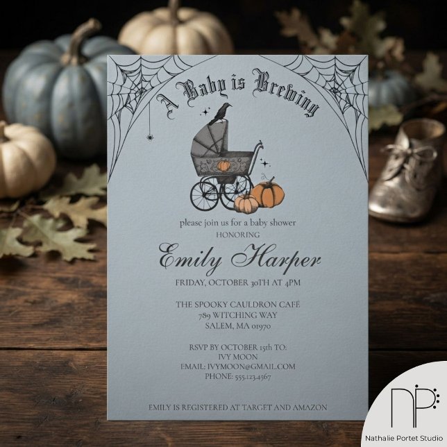 Convite Texto Editável Um Bebê Está Sendo Preparado Chamad (Hand-drawn Halloween baby is brewing baby shower invitation in chic French blue with editable text.)
