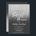 Convite Típica ombre de brilho de prataSweet 16<br><div class="desc">Um moderno,  bonito e falho chá brilhante prateado com bloco de cor preta cinza Sweet 16 convite de aniversário com tipografia elegante com padrão de massa prateada desaparecendo sobre um fundo personalizável. Perfeito para uma princesa Doce 16.</div>