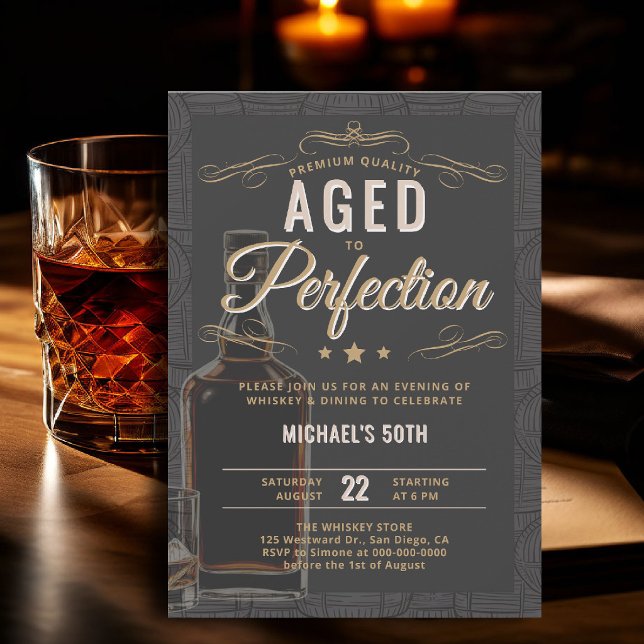 Convite Tipografia de Uísque Envelhecido Perfeito para Ani (whiskey birthday invitation for him 50th bourbon aged to perfection black gold template card)