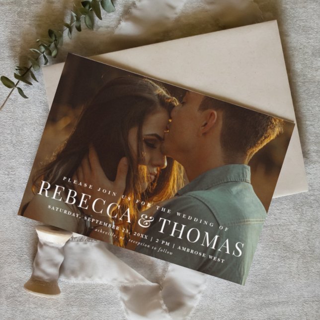 Convite Tipografia Moderna Foto Casamento (Elegant photo wedding invitation with minimal typography overlay.)