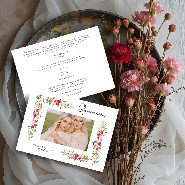Convite Tipografia Whimsics Espanhola Dupla Quinceañera (Double Quinceañera Spanish Whimsical Typography Red and Pink Shades Flowers Photo Invitation Cards.)