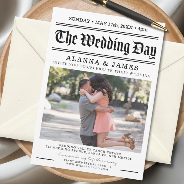 Convite Título de Jornal Antigo Casamento Preto e Branco (Modern newspaper-style wedding invitation featuring bold typography and a romantic couple photo.)