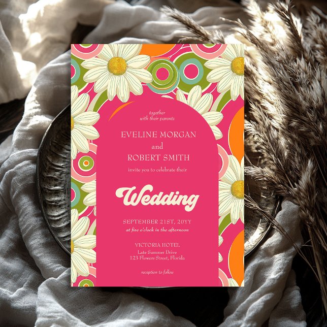 Convite Torneira retrorreflectora cor-de-rosa-rosa-quente  (116 Retro groovy hot pink orange and white daisies wedding Invitation)