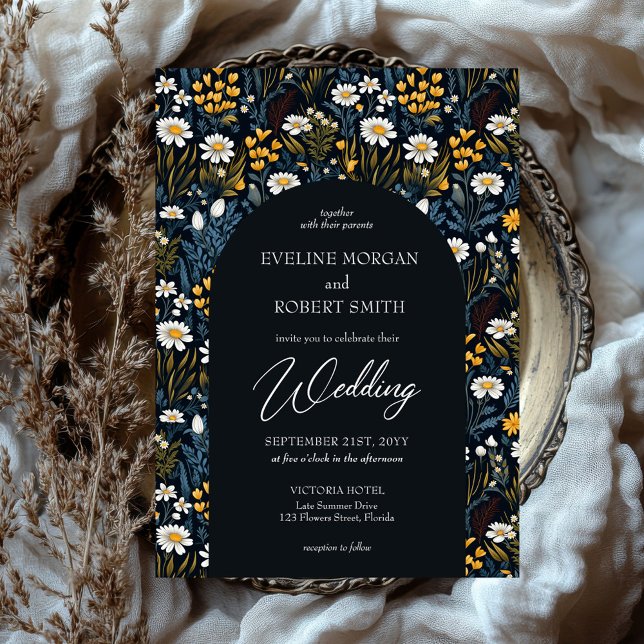 Convite Trendy Boho White disiona flores silvestres arco d (Retro groovy flat wild flowers white daisies navy arch wedding invitation)