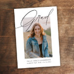 Convite Trendy Calliografia - Graduação do Orçamento de Fo<br><div class="desc">Trendy Calliographic Three Photo Budget Graduation Invitation apresenta uma foto na frente e duas fotos no verso,  além de detalhes de convites para formatura.</div>