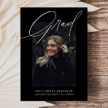 Convite Trendy Orçamento Calliografia Três Graduação Fotog<br><div class="desc">Simple Trendy Calliographic Photo Graduation Invitation apresenta uma foto na frente e duas fotos no verso,  além de detalhes de convites para formatura.</div>