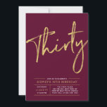 Convite Trinta | Dourado e Burgundy aniversário de 30 anos<br><div class="desc">Celebre seu dia especial com este convite de festas simples e na moda. Este design apresenta um script de pincel chic com um layout limpo com uma combinação de cores vermelho e dourado. Mais designs disponíveis no meu compro BaraBomDesign.</div>