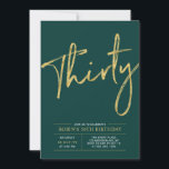 Convite Trinta | Festa de Aniversário Moderna em Dourado e<br><div class="desc">Celebre seu dia especial com este convite de aniversário de 30 anos simples e elegante. Este design apresenta uma escrita à mão chic com um layout limpo e uma combinação de cores esmeralda verde e dourado. Mais designs disponíveis na minha loja BaraBomDesign.</div>