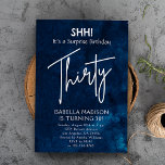 Convite Trinta | Marinho Blue aniversário de 30 anos Surpr<br><div class="desc">Trinta | Convite de festas aniversário de 30 anos Surpresa Marinho Azul apresenta um pano de fundo de cor azul-d'água profunda,  adornada com elementos textuais brancos sofisticados que transmitem a mensagem "SHH! é um aniversário surpresa 30." Personalize este convite incorporando seus detalhes e informações exclusivos sobre o participante.</div>