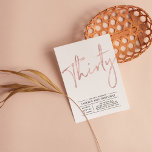 Convite Trinta | Rosa Dourado Partido aniversário de 30 an<br><div class="desc">Celebre seu dia especial com este convite de festas simples e na moda. Este design apresenta um script de pincel chic com um layout limpo com uma combinação de cores preto e rosa dourado. Mais designs disponíveis no meu compro BaraBomDesign.</div>