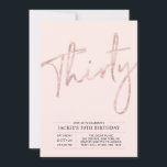 Convite Trinta | Rosa Dourado Partido aniversário de 30 an<br><div class="desc">Celebre seu dia especial com este convite de festas simples e na moda. Este design apresenta um script de pincel chic com um layout limpo com uma combinação de cores preto e rosa dourado. Mais designs disponíveis no meu compro BaraBomDesign.</div>