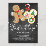 Convite Troca de Cookies Feriados de Chalkboard<br><div class="desc">Convide todos para a sua festa de Natal de troca de biscoitos de férias com nosso convite de na moda apresentando um histórico moderno de tabuleiro com um homem de pão de gengibre,  cana doce e biscoitos de açúcar de férias.</div>