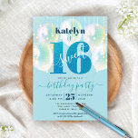 Convite Turquoise Sweet 16 Birthday Balloon Glitter Script<br><div class="desc">"Feliz Doce 16". Envie este convite de festas maravilhoso, simples, festivo, moderno, personalizado para um evento a se lembrar. A tipografia azul-lacrimogênea, gráfica, profunda e escrita manuscrita recobre um brilho azul-lacrimogêneo "16", balões azul-aqua verdes e luzes de cordas brilhantes douradas sobre um fundo azul-aqua-claro-suave. Personalize o texto personalizado com o...</div>