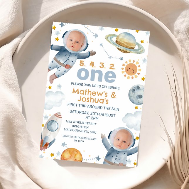 Convite Twin Boys Primeira Viagem Em Torno Do primeiro ani (twin Boys First Trip Around the Sun 1st Birthday Invitation, Joint Outer Space First Birthday Invite)