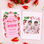 Convite Twin Sisters Joint Berry Primeiro Aniversário Foto<br><div class="desc">Este design de morango é ideal para irmãs gêmeas bebês para uma festa de aniversário Berry First. A frente apresenta um arco cor-de-rosa com morangos vermelhos e flores em cima de um design de verificação de gingham rosa. Na parte de trás do convite está um quadro adorável com morangos e...</div>