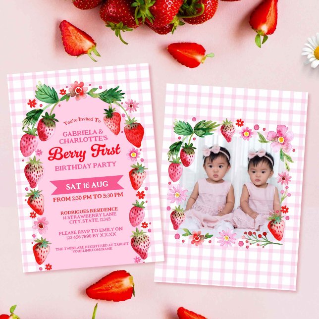 Convite Twin Sisters Joint Berry Primeiro Aniversário Foto (Twin Sisters Joint Berry First Birthday Photo Invitation)