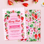 Convite Twin Sisters Joint Strawberr Berry Primeiro Aniver<br><div class="desc">Este design de morango é ideal para irmãs gêmeas bebês para uma festa de aniversário Berry First. A frente apresenta um arco cor-de-rosa com morangos vermelhos e flores em cima de um design de verificação de gingham rosa. No verso do convite está um adorável padrão de morango de aquarela com...</div>
