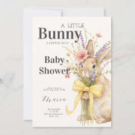 Convite Um adorável coelhinho floral com laço amarelo para