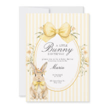 Um adorável coelhinho floral com laço amarelo para