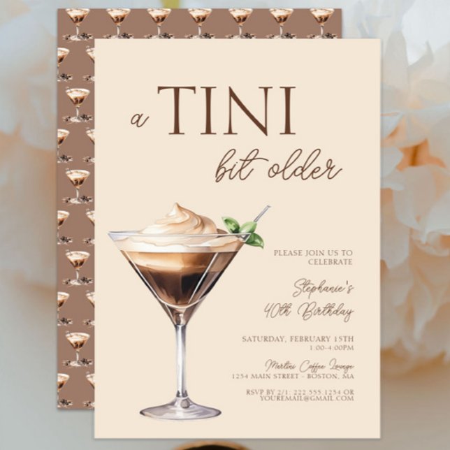 Convite Um aniversário de 40 anos Espresso Martini Tini Bi (A Tini Bit Older Espresso Martini 40th Birthday Invitation, Elegant, Brunch, Chic Modern Brown Cream)