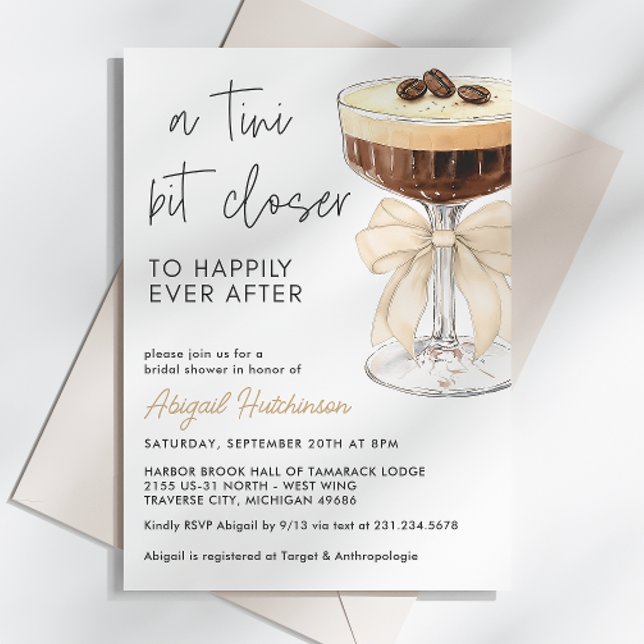 Convite Um Arco De Tini Mais Próximo Espresso Martini Brid (A Tini Bit Closer Bow Espresso Martini Bridal Invitation)