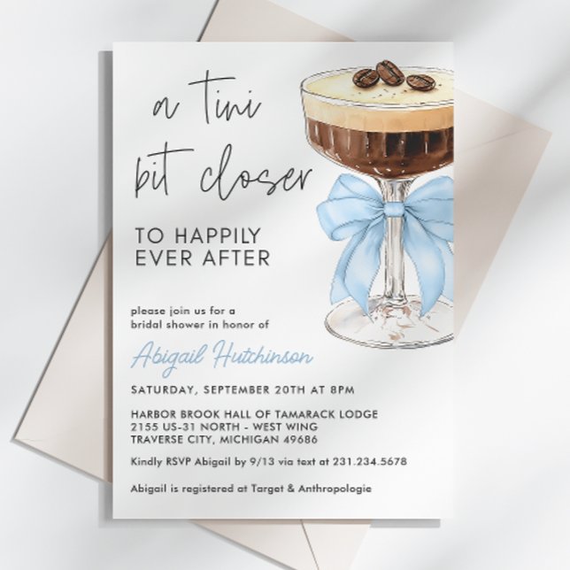 Convite Um Arco De Tini Mais Próximo Espresso Martini Brid (A Tini Bit Closer Bow Espresso Martini Bridal Shower Invitation)