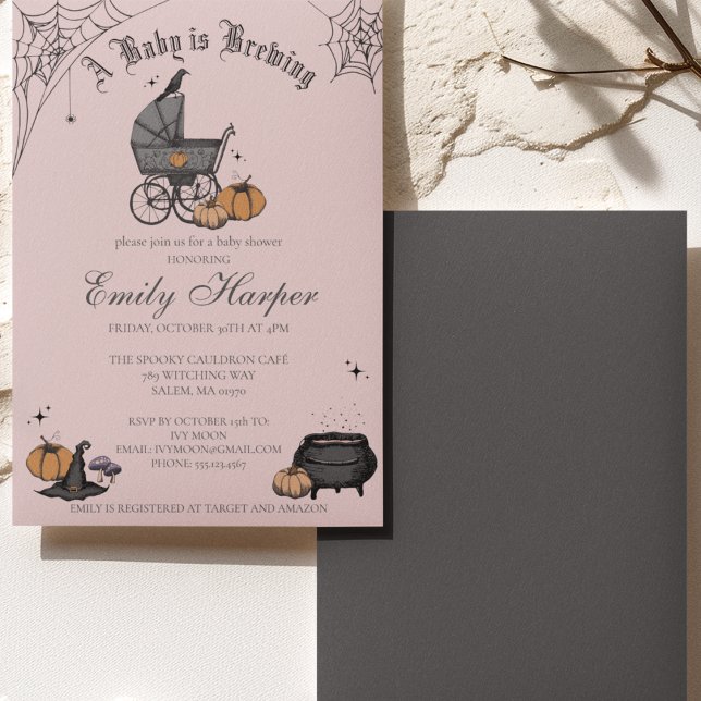 Convite Um Bebê está a criar Chá de fraldas rosa (Blush Pink Gothic Halloween Baby Shower Invitation. Spooky Vintage Baby Carriage, Raven, Pumpkins)