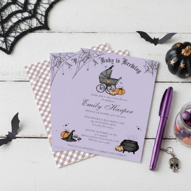 Convite Um bebê está a criar Chá de fraldas roxo (Cute Gothic Halloween Baby Shower Purple Invitation. Spooky Vintage Baby Carriage, Raven, Pumpkins)