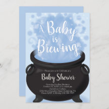 Um bebê está criando Chá de bruxa