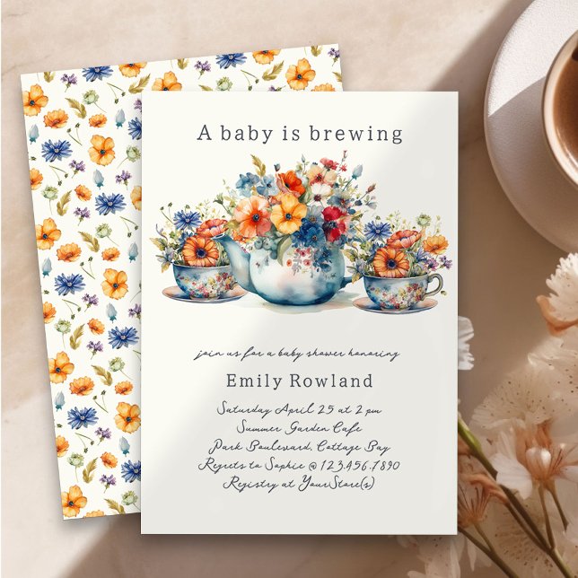 Convite Um bebê está criando Chá de fraldas de flexões (Baby is Brewing Handwritten Baby Shower Invitation with Teapot, Teacups and Country Flowers)