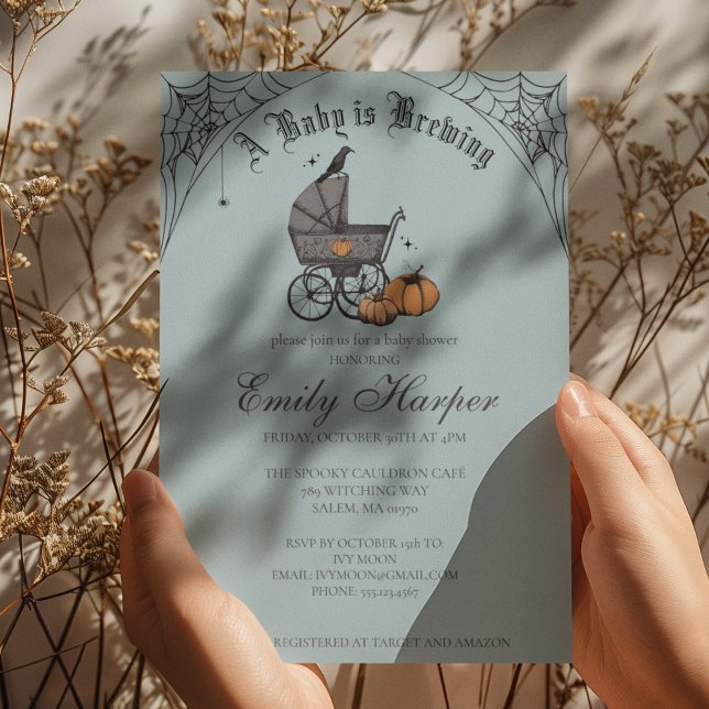 Convite Um bebê está criando Chá de fraldas de menino azul (Gothic Halloween Baby Shower Invitation in French Blue. Vintage Baby Carriage, Pumpkins, Webs, Raven)