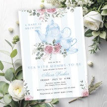 Um bebê está preparando chá floral azul menino chá