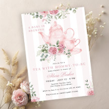 Um bebê está preparando chá floral rosa para chá d