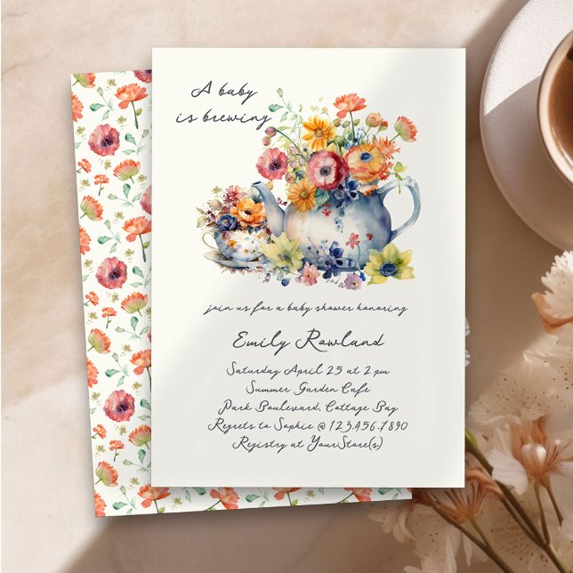 Convite Um Bebê Está Sendo Preparado Chaleira Floral Chá d (Baby is Brewing Baby Shower Invitation with Teapot, Teacup and country flowers)