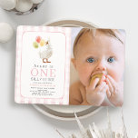 Convite Um Bobo Gingham Girl primeiro aniversario Rosa<br><div class="desc">Este belo convite para fotos de 1rua/primeiro aniversário de uma garota de "ganso de um bobo" apresenta um ganso com um chapéu de festa e balões em um fundo de xadrez de gingham rosa. Personalize-o para as suas necessidades. Você pode encontrar produtos correspondentes na minha loja.</div>