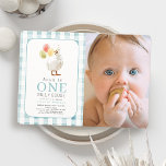 Convite Um Bobo Goose Blue Gingham Boy primeiro aniversari<br><div class="desc">Este belo convite fotográfico de 1rua/1º aniversário do "ganso de um bobo" apresenta um ganso com um chapéu de festa e balões num fundo de xadrez de gingham azul. Personalize-o para as suas necessidades. Você pode encontrar produtos correspondentes na minha loja.</div>