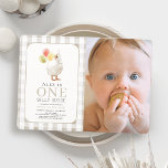 Convite Um Bobo Goose Greige Gingham primeiro aniversario<br><div class="desc">Este bonitinho convite fotográfico de 1 rua/primeiro aniversário,  "ganso de um bobo",  neutro em relação ao gênero,  apresenta um ganso com um chapéu de festa e balões sobre um fundo de xadrez de gingham bege verde/cinza. Personalize-o para as suas necessidades. Você pode encontrar produtos correspondentes na minha loja.</div>