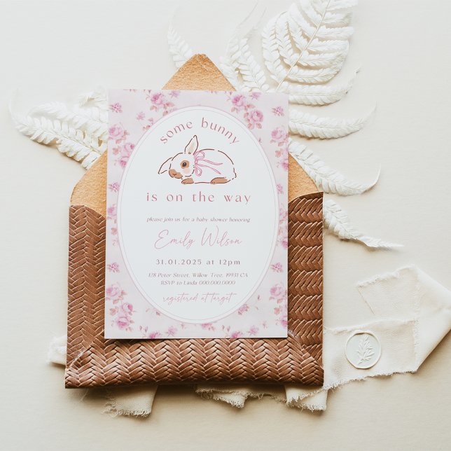 Convite Um Bunny está no Caminho para o Chá de fraldas Con (Girl Roses Bunny Baby Shower Invitation)