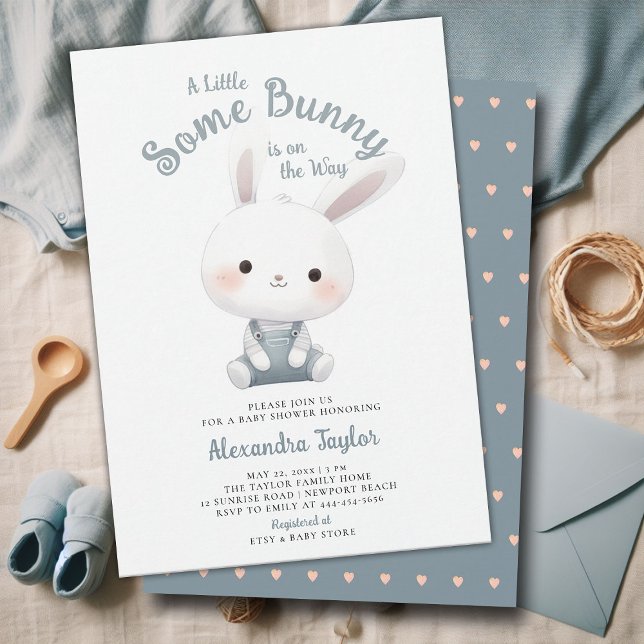 Convite Um Chá De Bebê Bonito. (a little bunny baby boy shower invitation springtime easter garden picnic dusty blue overalls cute)