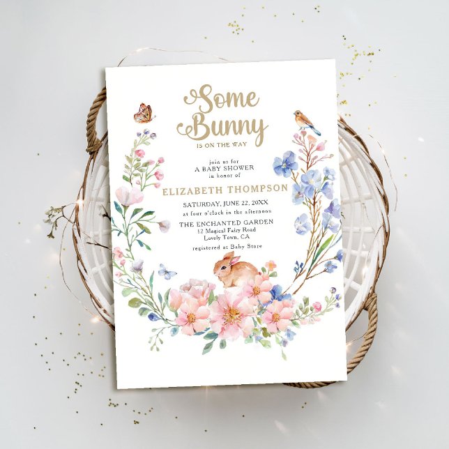 Convite Um Chá de fraldas bonito de jardim de flores silve (some bunny baby shower invitation enchanted garden woodland forest spring easter wildflowers)