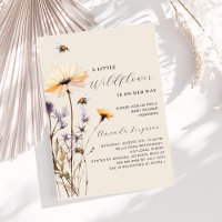 Um chá de fraldas de bege amarelo de flor silvestr