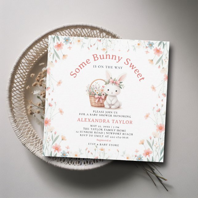 Convite Um Chá de fraldas de Picnic Bunny Sweet Wildflower (some bunny sweet baby girl shower invitation springtime picnic easter basket wildflowers pink bow)